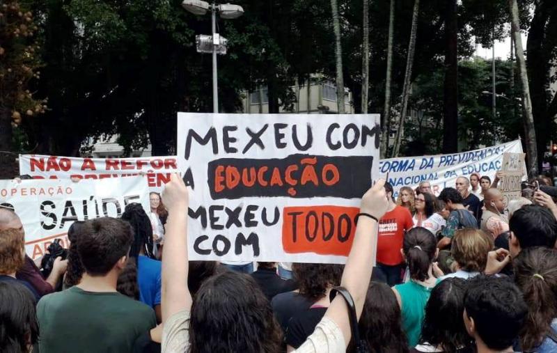 Trabalhadores da educao de Belo Horizonte...