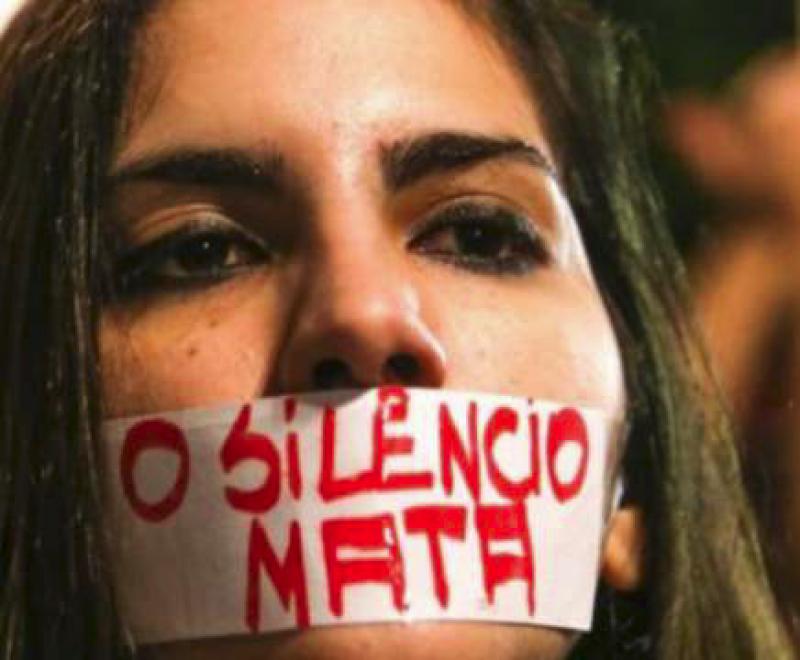 Extrema-direita no poder: uma mulher agredida a...