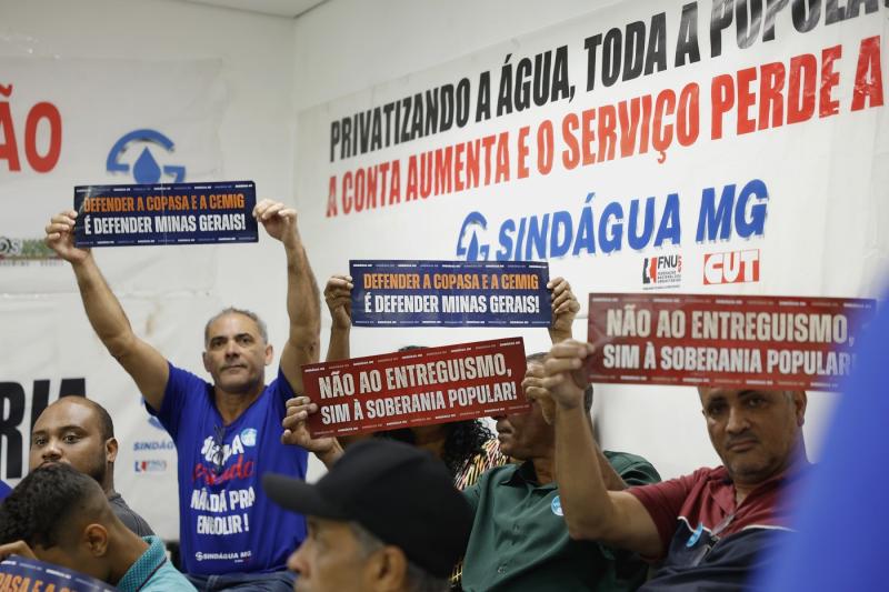 Zema sanciona lei que privatizará a Copasa...