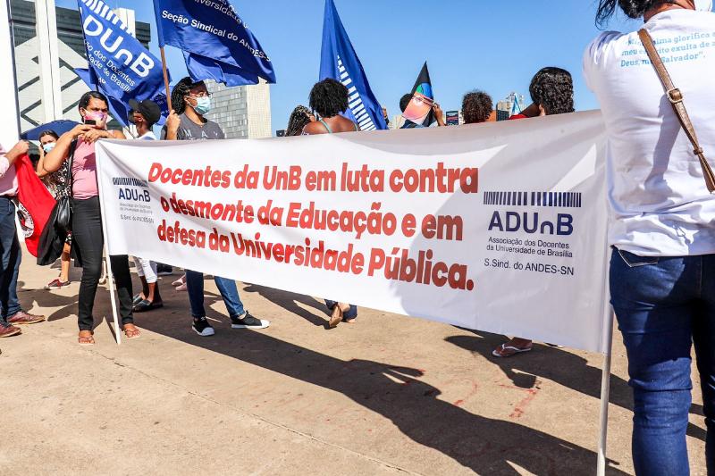 Estudantes e professores realizam Ato Nacional em...