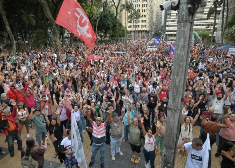 Professores paulistas aprovam plano de...