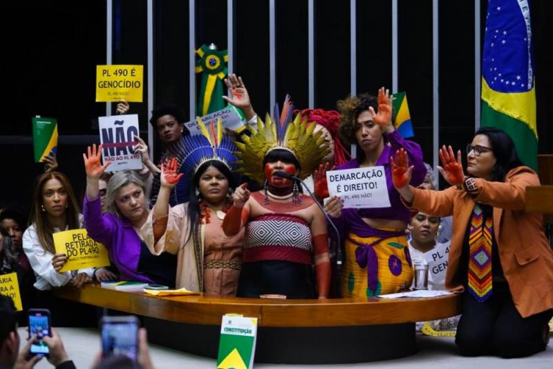 Misoginia marca tentativa de impedir mandato de...