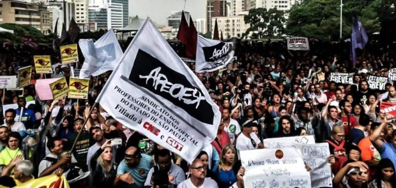 SP: em assembleia combativa, professores mostram...