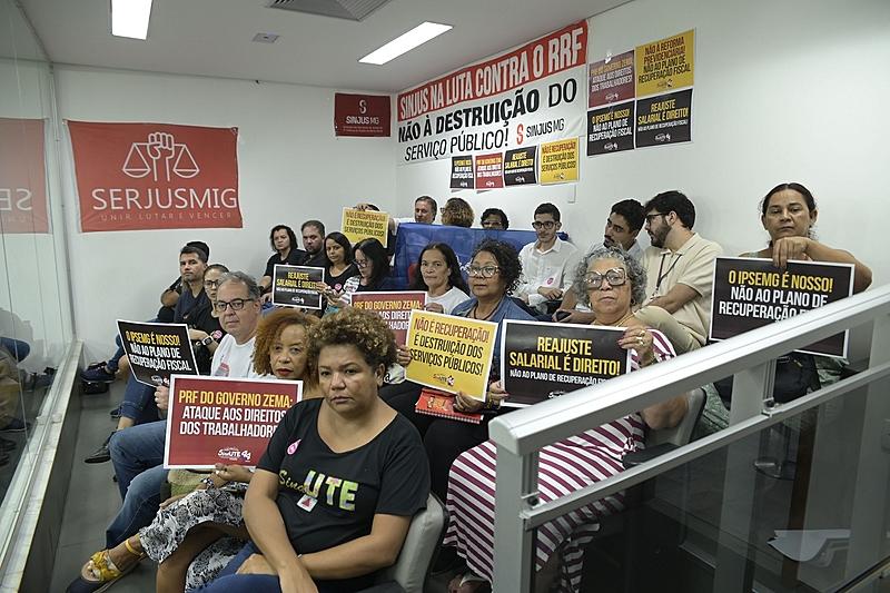 Zema congela salrios e silencia sobre amigos...
