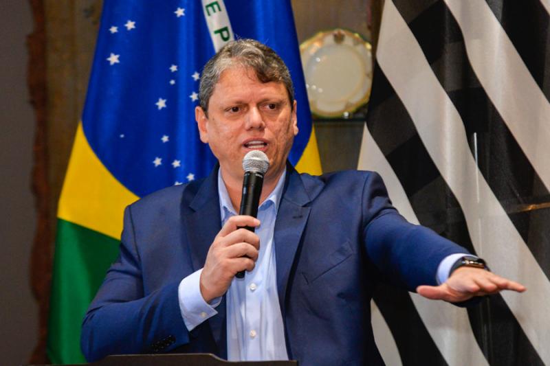 Tarcsio ataca servios pblicos 