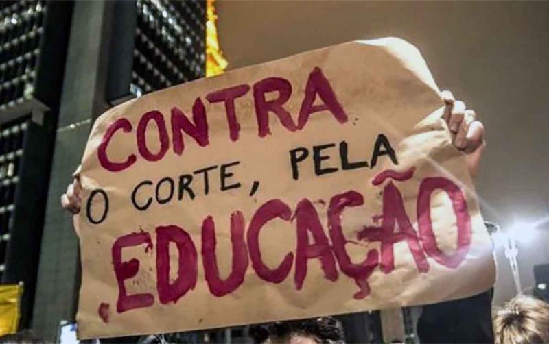 Ministro da Educao, mais uma vez, ataca o...